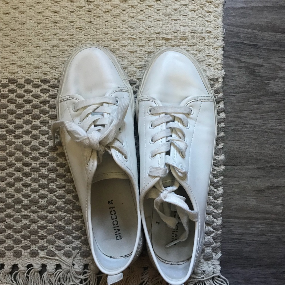 white faux leather tennis shoes